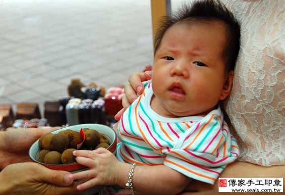 孫寶寶(新北永和區嬰兒寶寶滿月剃頭理髮、免費嬰兒剃胎毛儀式吉祥話)。中國風會場，爸媽寶貝免費穿「日中韓」古裝禮服。專業拍照、DVD光碟、證書。★購買「臍帶章、肚臍章、胎毛筆刷印章」贈送：剃頭、收涎、抓周，三選一。 2015.09.04 照片11